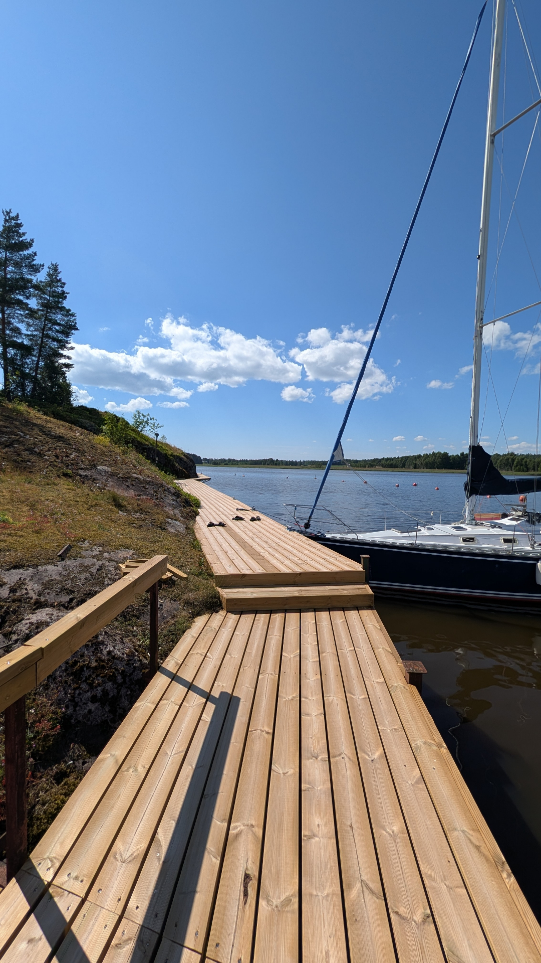 Purjevene kiinnitettynä Hakkalan laituriin