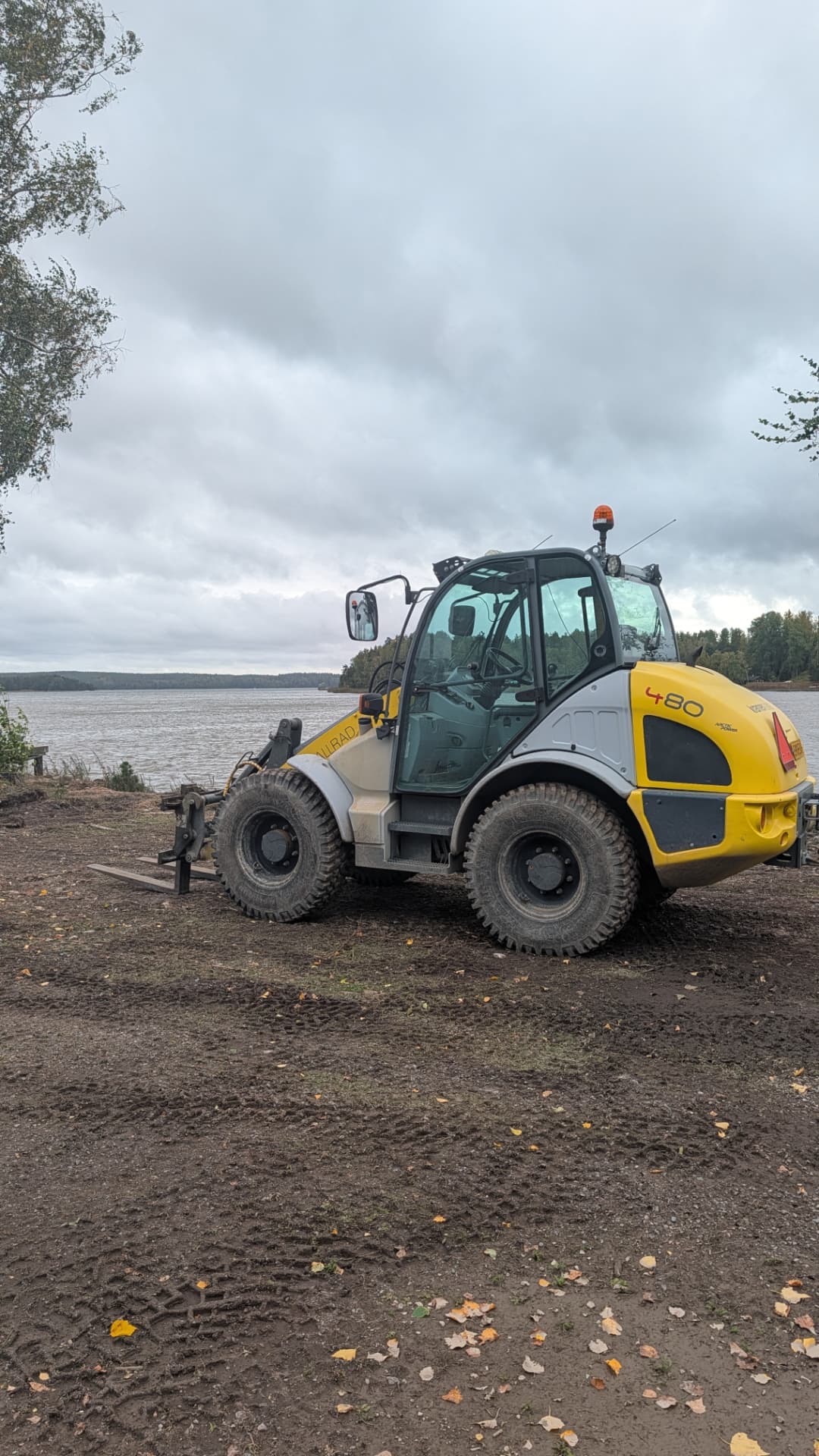Kramer-pienkuormaaja telakan piha-alueella