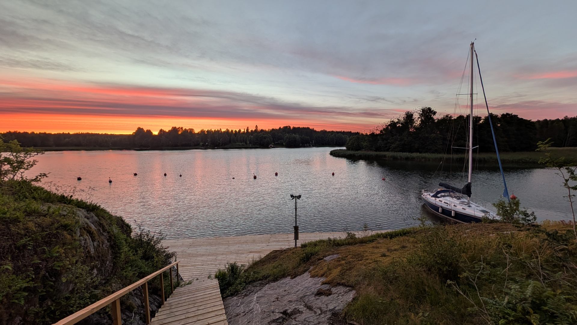 Auringonlasku Hakkalan satamassa