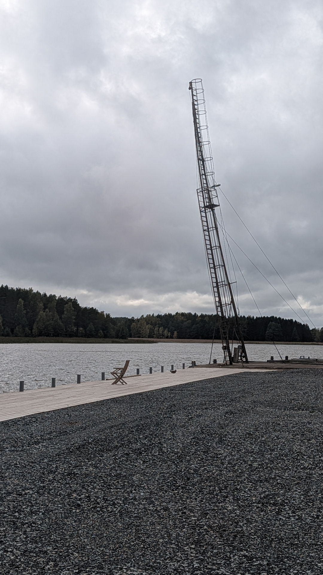 Noin 19 metrin korkuinen mastonostin laiturissa