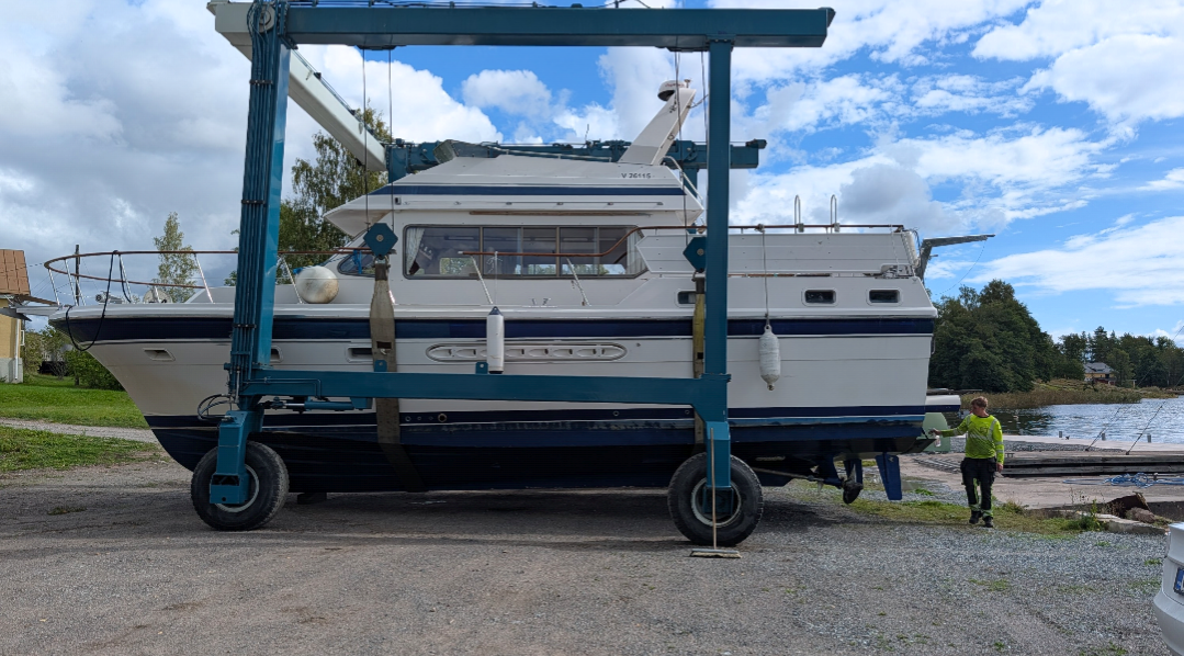 Moottorivene nostettuna Marine Travelift -nosturilla telakalla